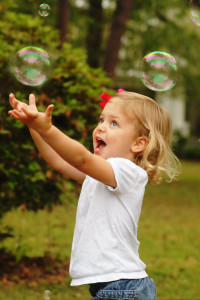 nature-wallpapers-girl-and-bubbles-wallpaper-35208